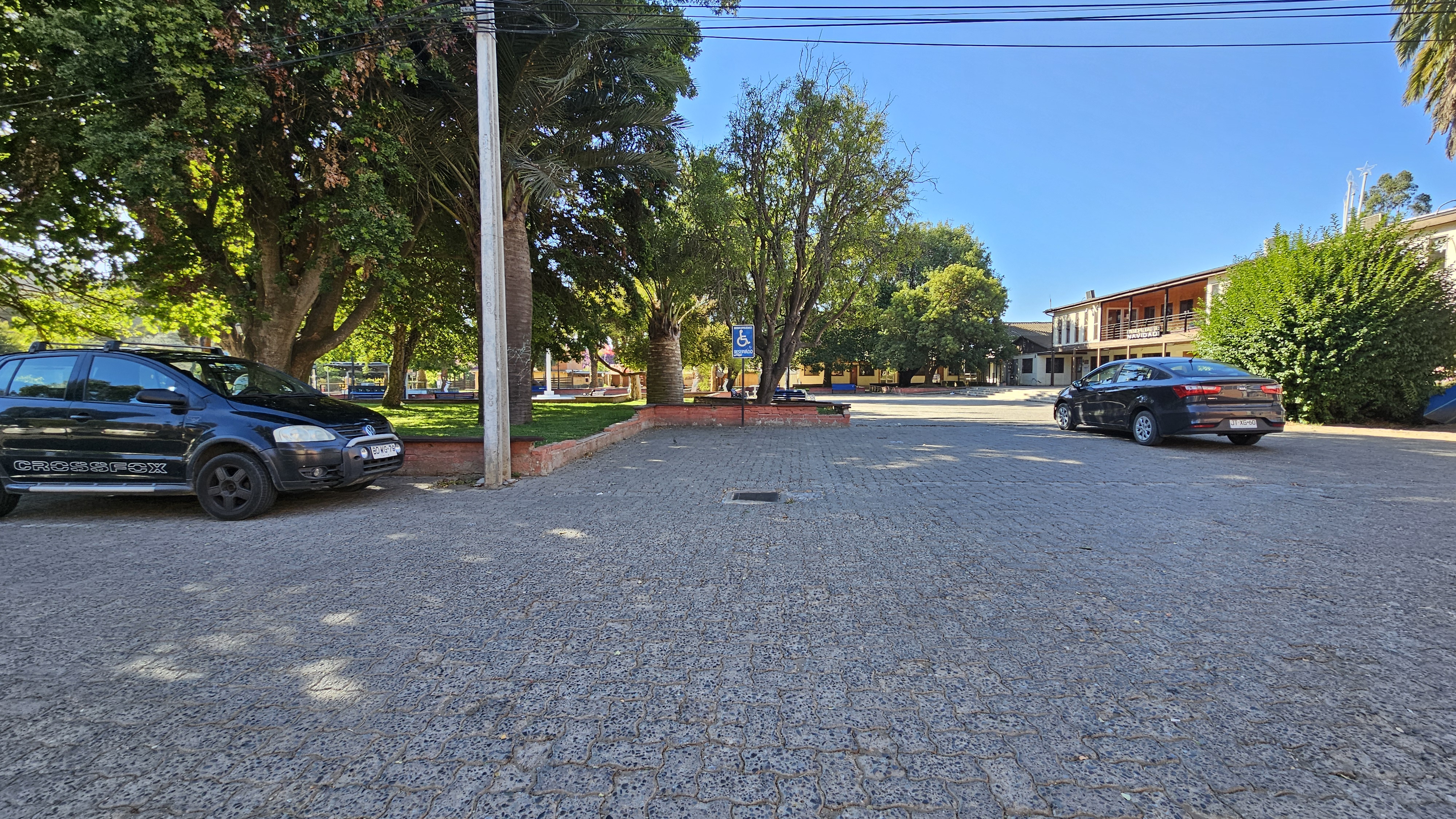 Fotografía del sector para estacionar los automóviles y llegar al baño